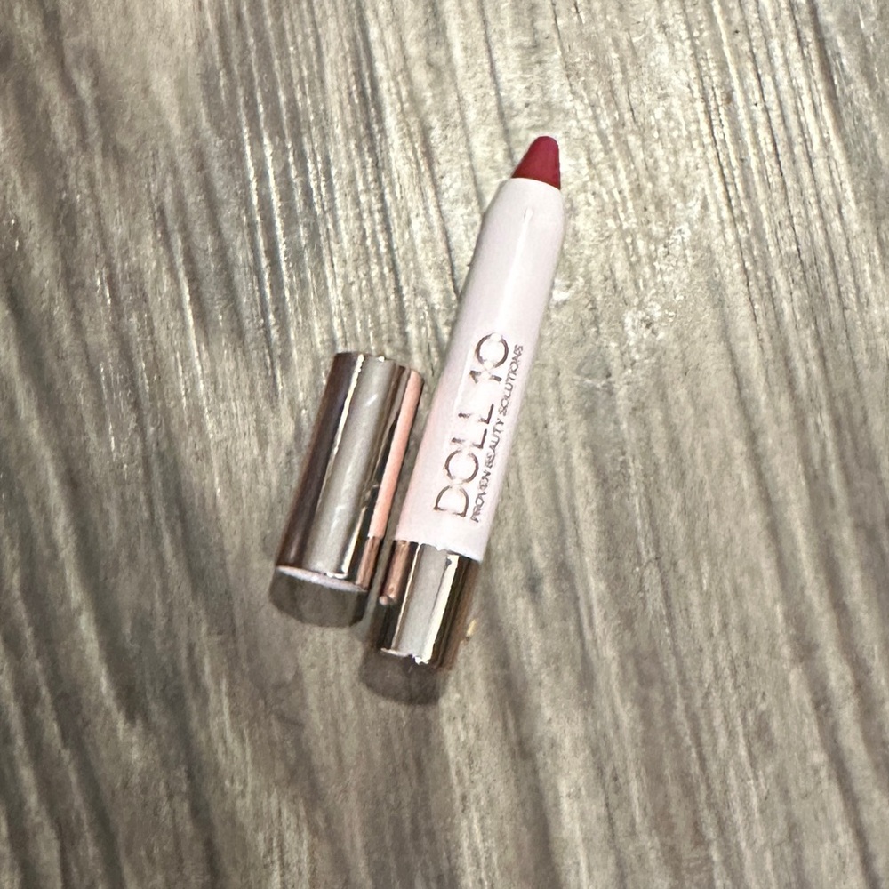 Doll10 lip crayon in Shade Let Go